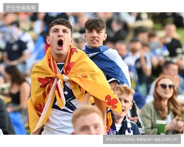 足球迷“抢镜”现场：冲进采访画面背后的热情与狂热